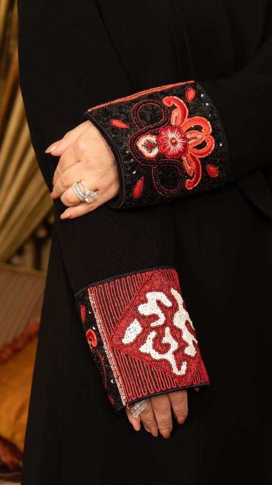 كريب صالونا من أكثر الأقمشة طلباً للعبايات الرسمية والسهرة