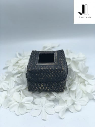 صندوق مناديل صغير من الخوص الطبيعي.