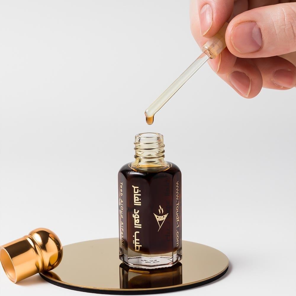 دهن عود ترات حطب معتق فاخر بعبوة زجاجية أنيقة بغطاء ذهبي