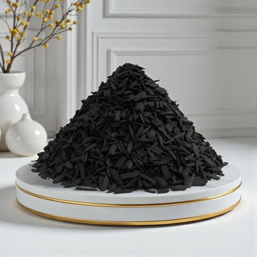 بخور عود معطر فاخر برائحة شرقية تجمع بين العود والعطر بثبات طويل