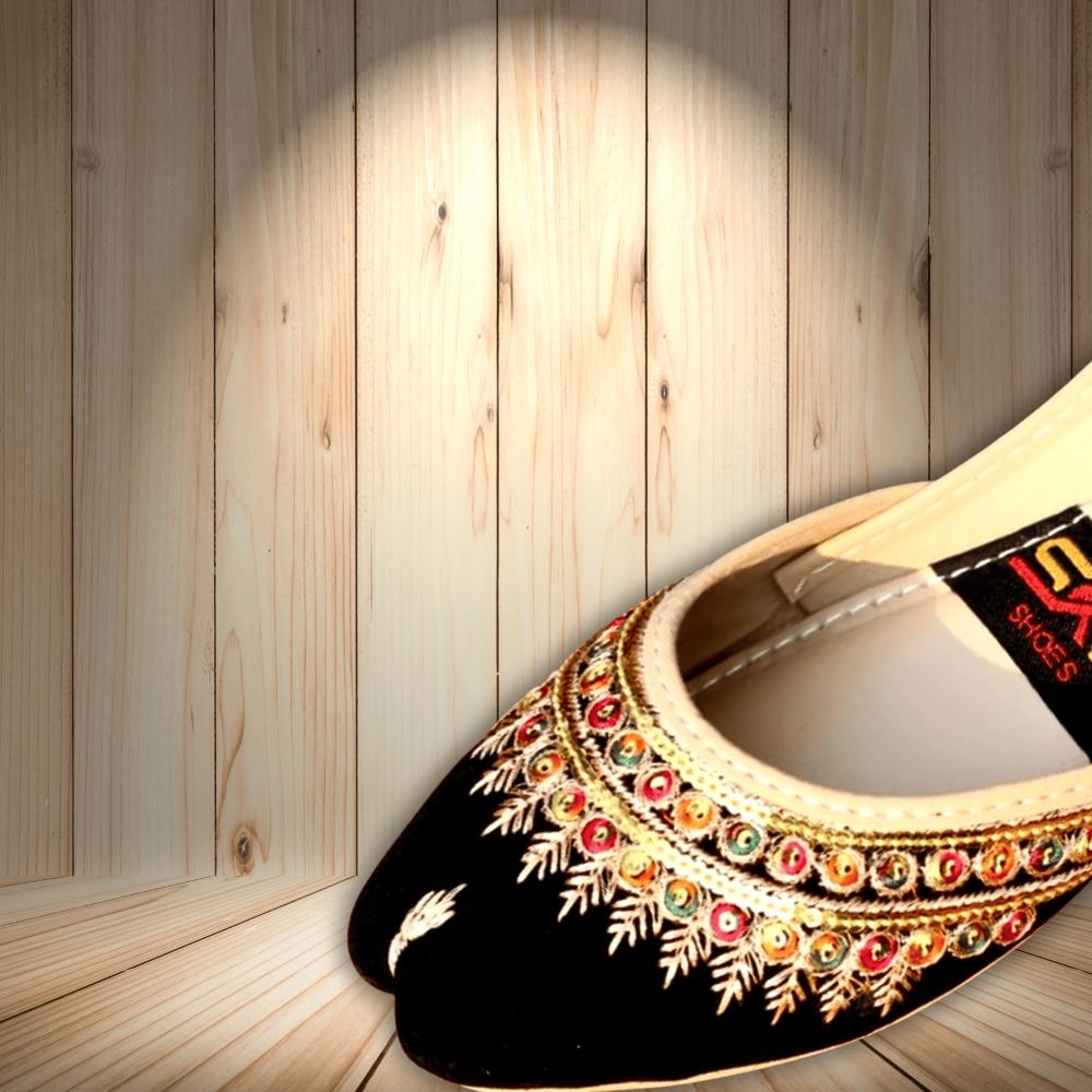 حذاء نسائي مخملي مطرز يدوياً