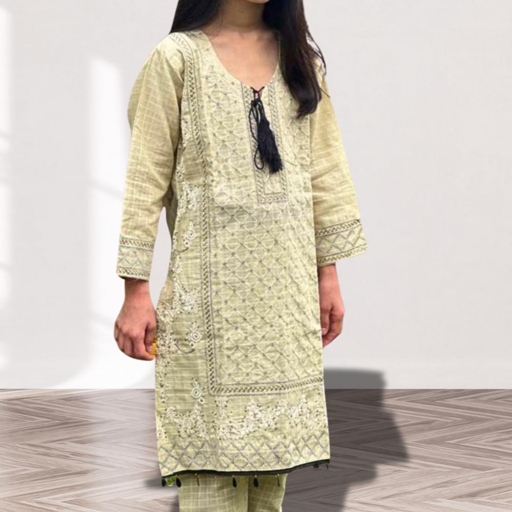 طقم من القميص والبنطال المطرز