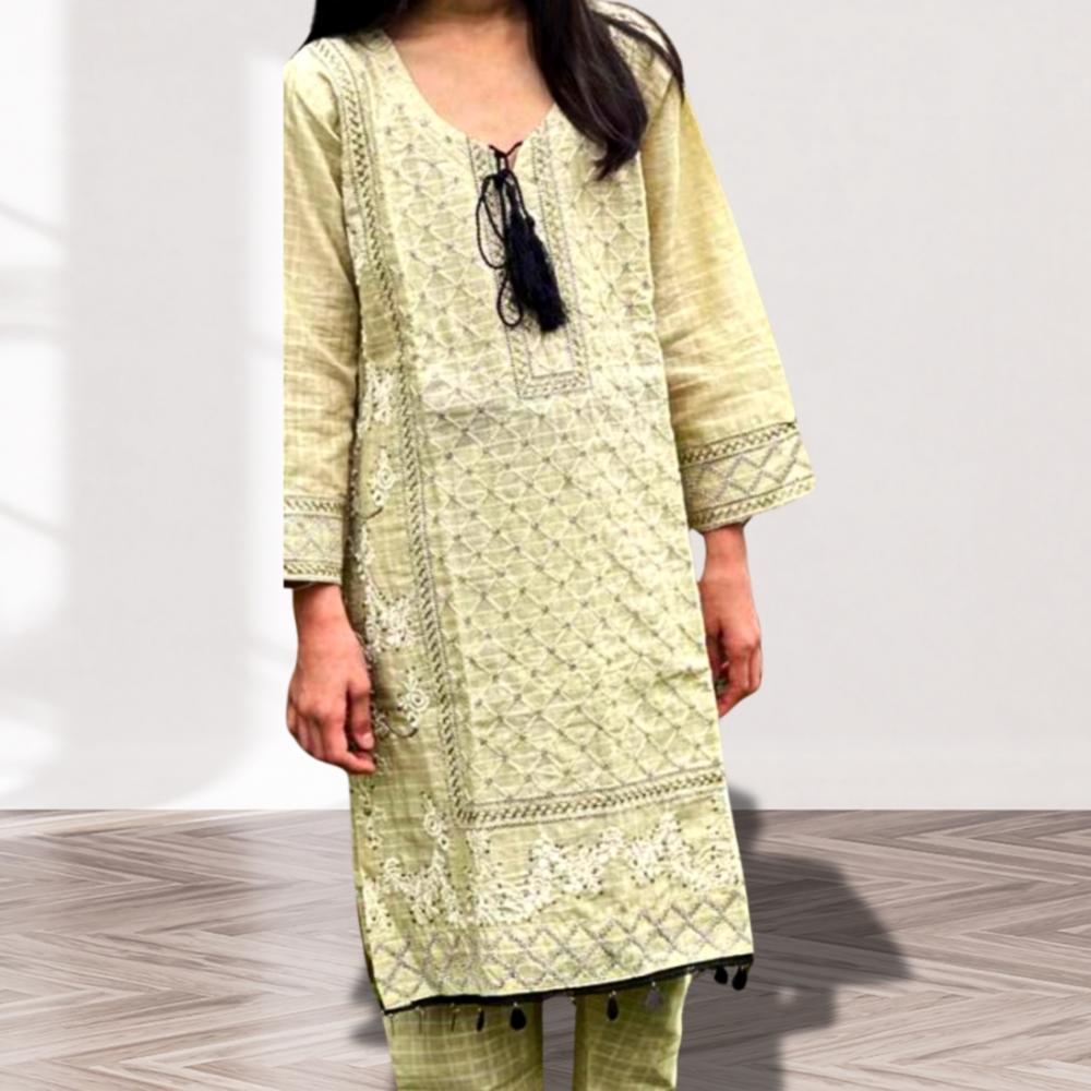 طقم من القميص والبنطال المطرز