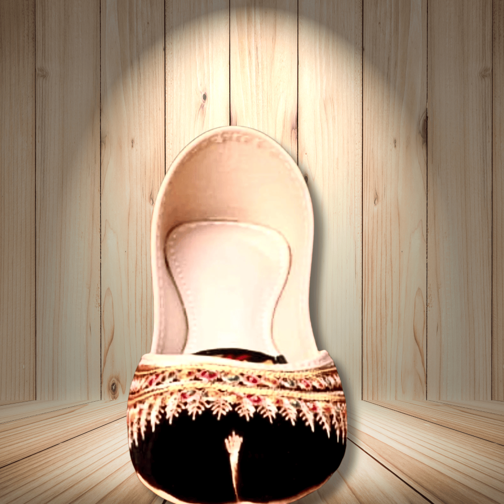 حذاء نسائي مخملي مطرز يدوياً