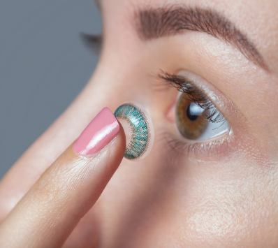 افضل عدسات لاصقة وكيفية ارتدائها