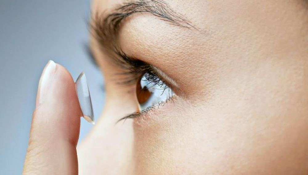 كم نسبة الترطيب في عدسات امارا