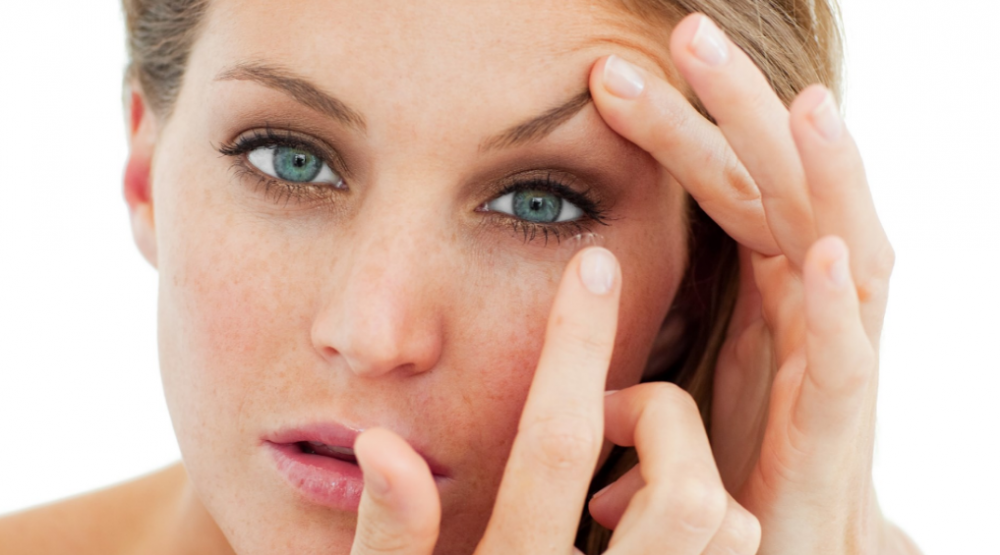 طريقة لبس العدسات اللاصقة ونزعها