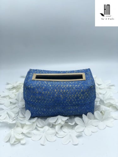 صندوق مناديل كبير من الخوص الطبيعي.