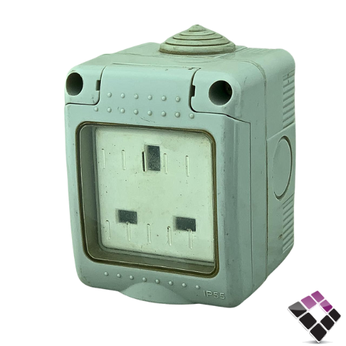 فيش انثي 13 امبير مفرد كامل بالعلبة و الغطاء وتر بروف صيني