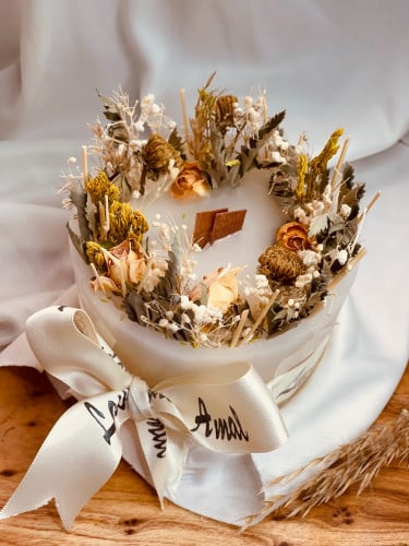 شمعه بفتيل خشب برائحة الفانيلا والورد