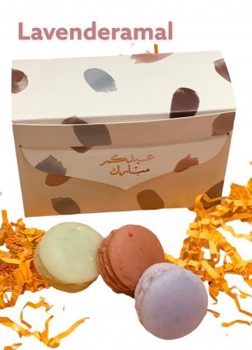 ماكرون بعلبة العيد للإهداء