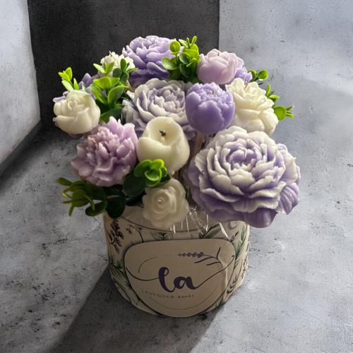 باقة ورد بعلبة مزخرفة.