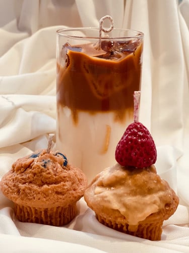 صندوق القهوة وقطع الكيك بالفراولة والتوت الازرق