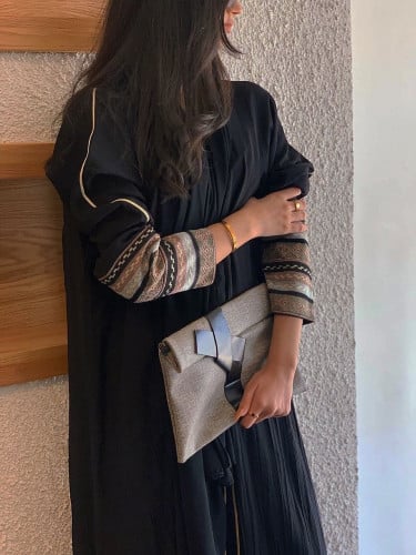 عباية مُزينه بتطريز و قيطان ذهبي#018