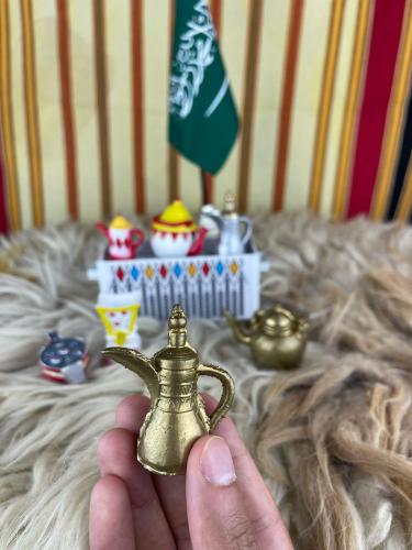 مجسم صغير من الجبس (دلة قهوة)