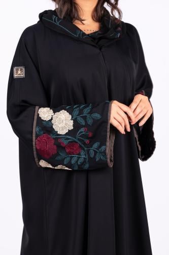 عباية بلاك بيري بتطريز ملون على الاكمام