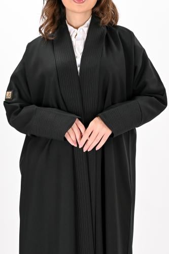 عباية كريب مع تحديد باللون الأسود