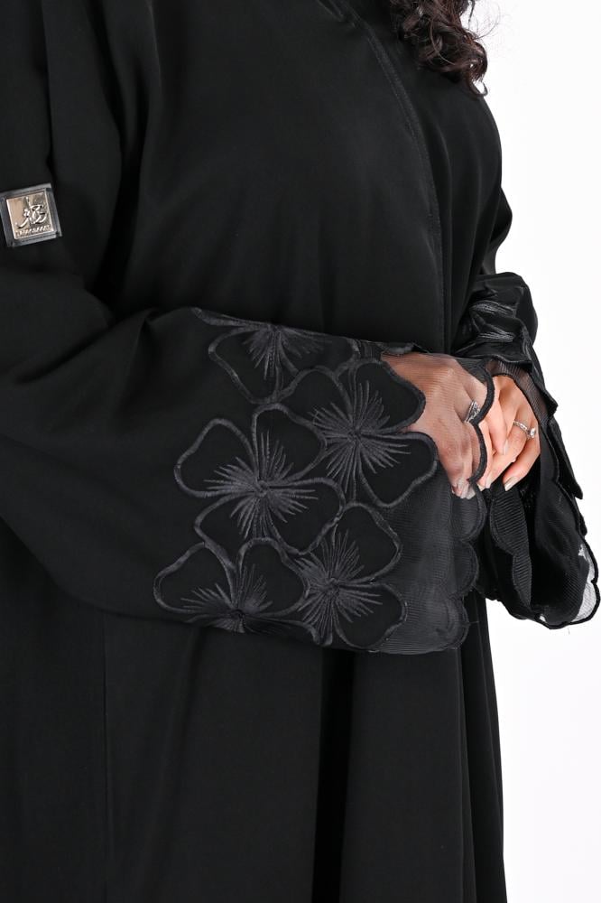 عباية بتطريز اسود على الكم