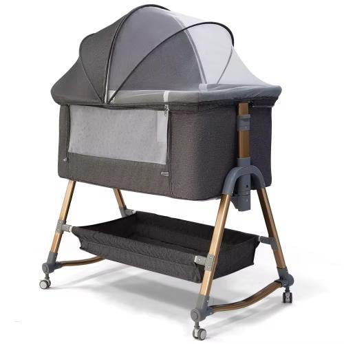 سرير اطفال بجوار الام