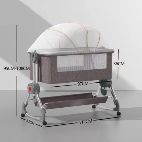 سرير اطفال بجوار الام