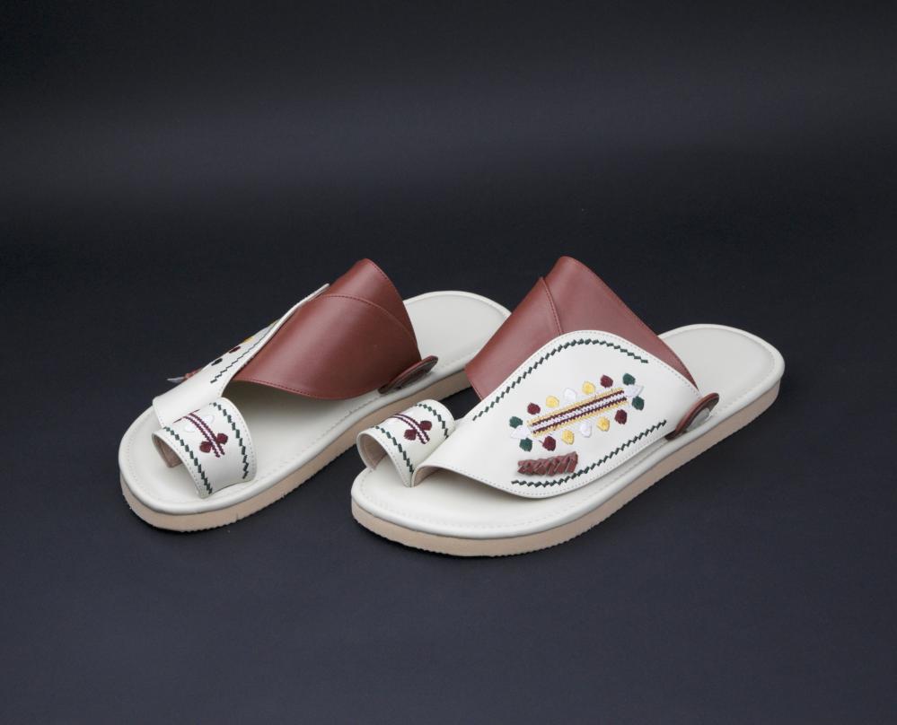 حذاء طبي سكيتشرز  مطرز كريمي