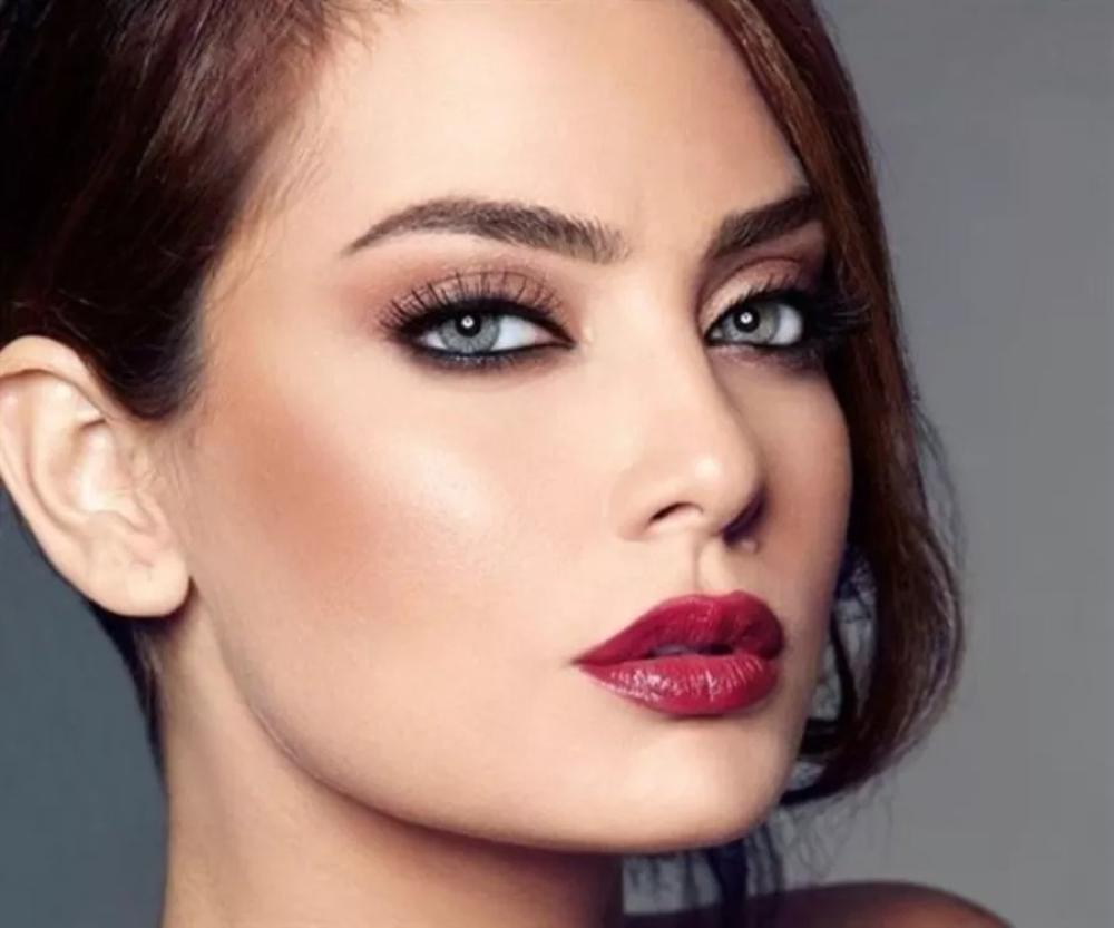 مكياج يناسب فستان تفاحي