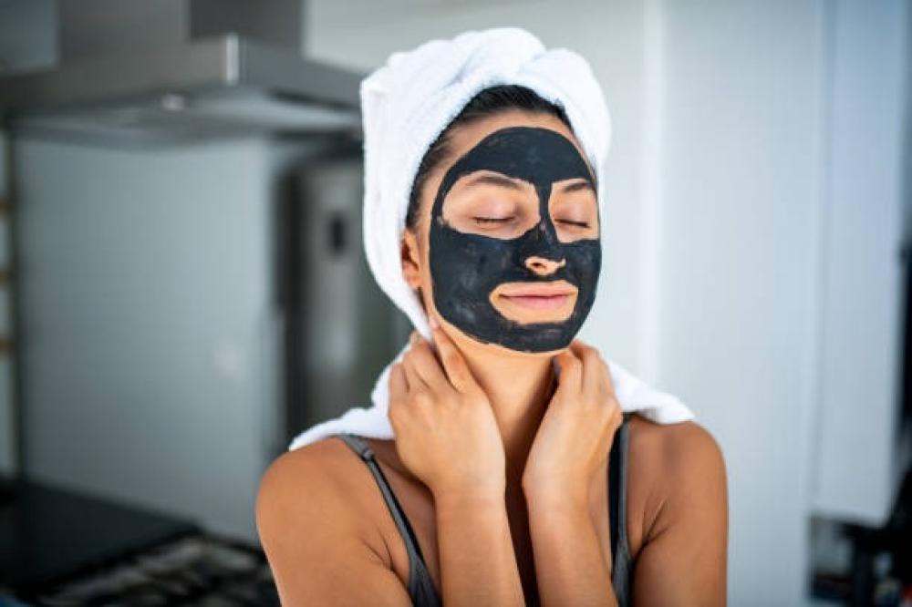 هل قناع الفحم يزيل شعر الوجه؟