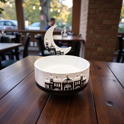 صحن بولي دائري مع هلال رمضان