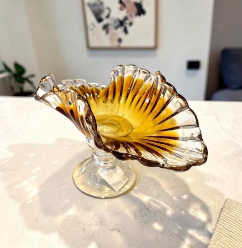 صحن حلاوة زجاج بقاعدة