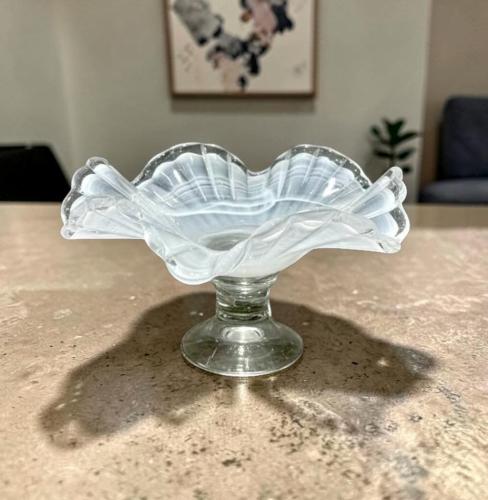 صحن حلاوة زجاج بقاعدة