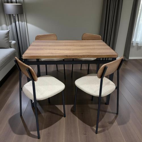 طاولة خشب مربع + 4 كرسي