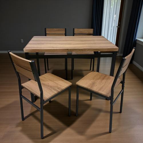 طاولة خشب مربع + 4 كرسي