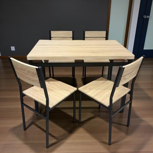 طاولة خشب مربع + 4 كرسي