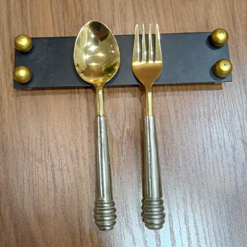 طقم قاعدة مع ملعقة وشوكة كبيرة