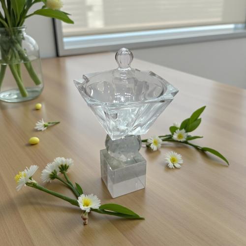 صحن زجاج بقاعدة