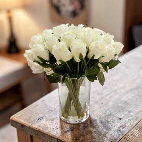 ورد تنسيق ابيض فازة زجاج