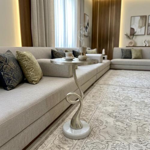 طاولة جانبية استيل هندي فضي