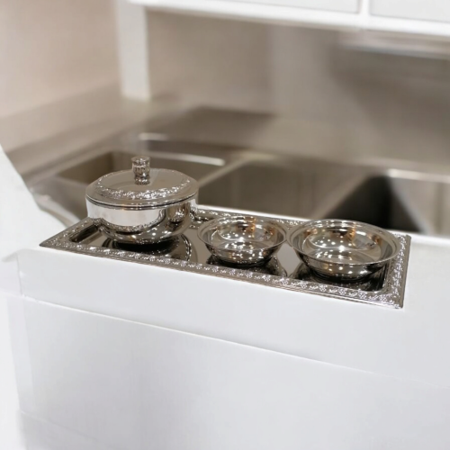 طقم تمريات فضي مع تبسي مستطيل