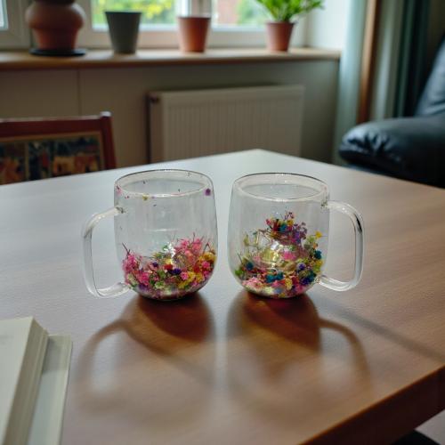 كاسة زجاج شفاف ملون بالحبة