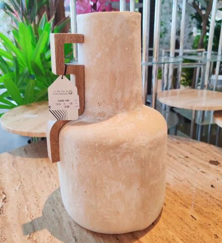 فازة فخار بيد خشب