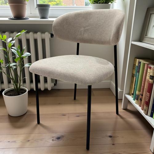 كرسي جلد أبيض