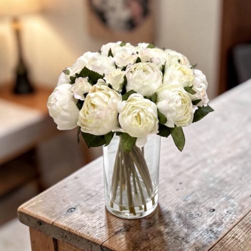 ورد تنسيق ابيض فازة زجاج