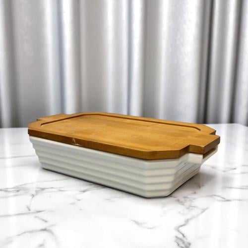 صحن سيراميك بغطاء خشب