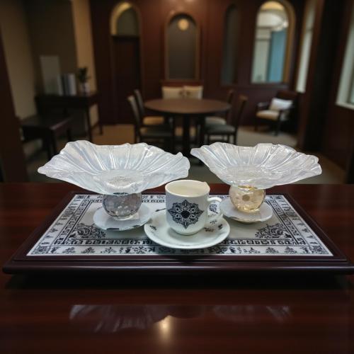 صحن زجاج بقاعدة بالحبه