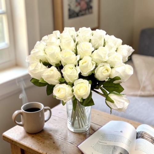 ورد تنسيق ابيض فازة زجاج