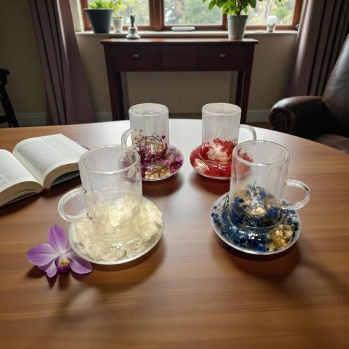 كاسة زجاج شفاف ملون بالحبة