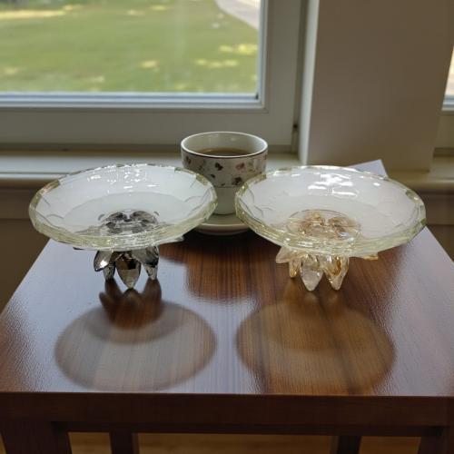 صحن زجاج بقاعدة بالحبة