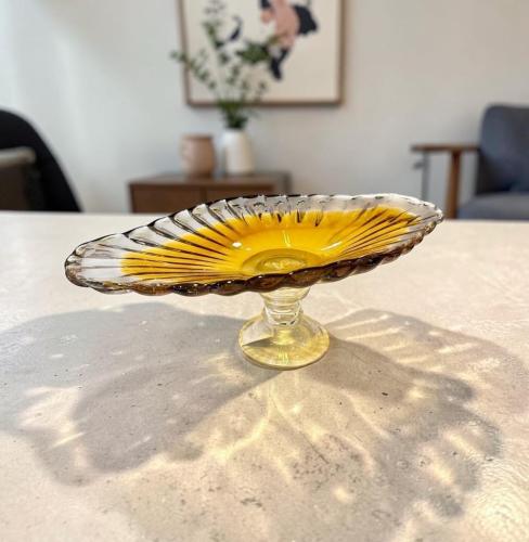 صحن حلاوة زجاج بقاعدة