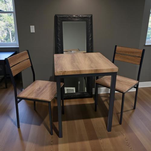 طاولة خشب مربع + 2 كرسي