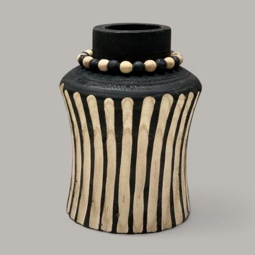 فازة خشبية مع مسبحة